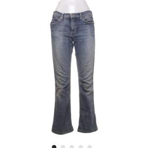Sänkt pris!! Sjukt snygga lowwaist jeans från Esprit. I bra skick och jag har knappt använt dem. Säljer pga att de är inte riktigt min stil längre. Skulle säg att de är storlek 30/32. De sitter flared. Pris går alltid att diskutera. 