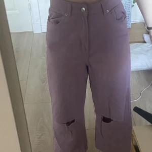 Lila jeans med hål - Använd 1 gång, inga hål eller fläckar