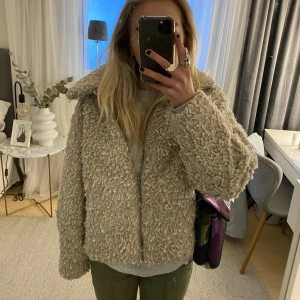 Teddy jacka - Säljer denna super unika och snygga teddyjackan! Helt slutsåld och super eftertraktad. Har prislappen kvar så aldrig använd💞💞