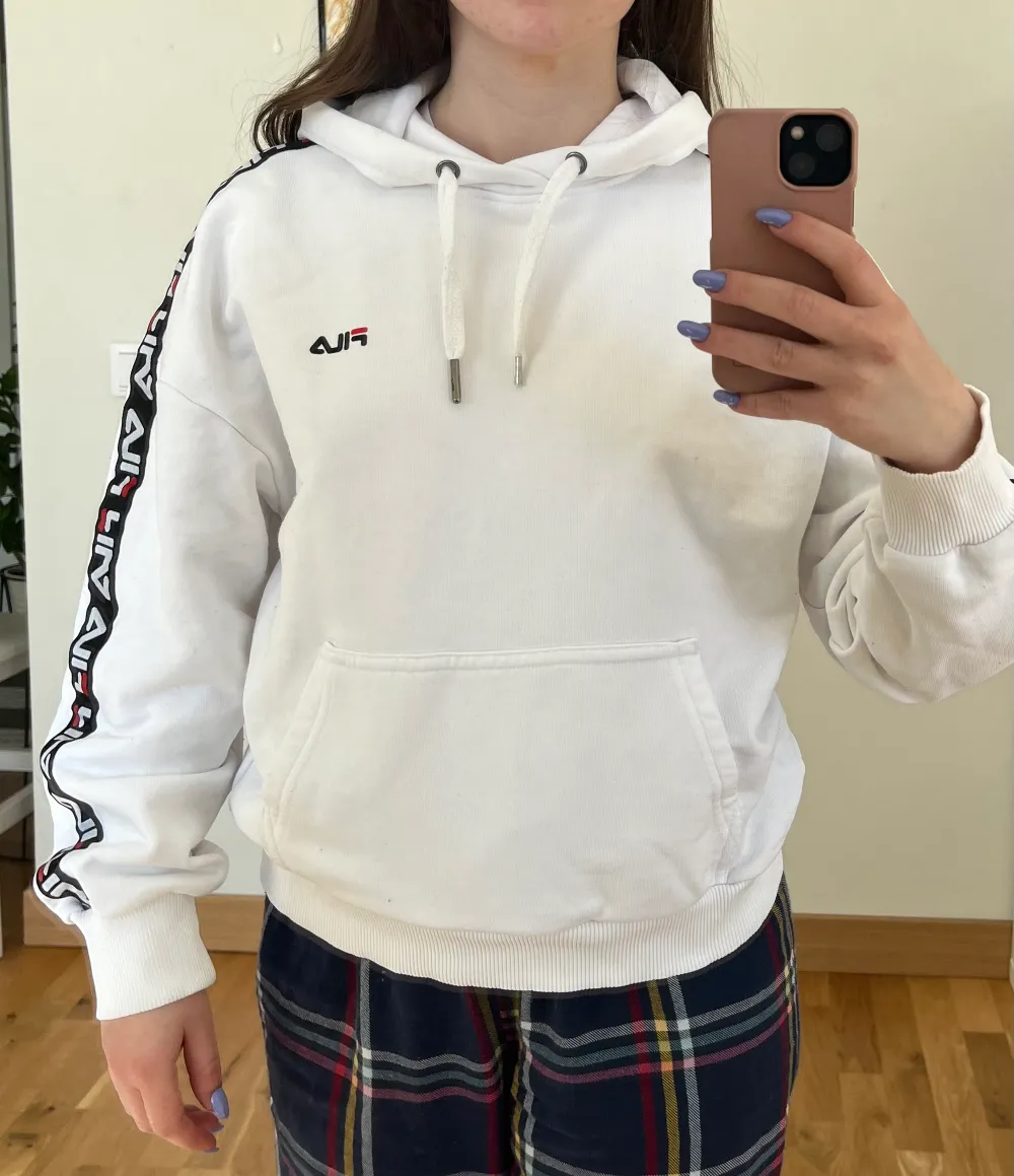 Fila hoodie i använt skick men ej sliten . Hoodies.