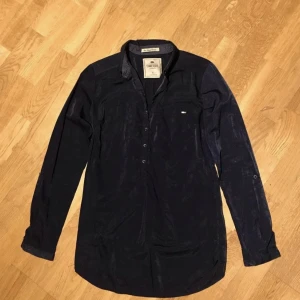 Time Out damskjorta - Fin mörkblå damskjorta av märket Time Out