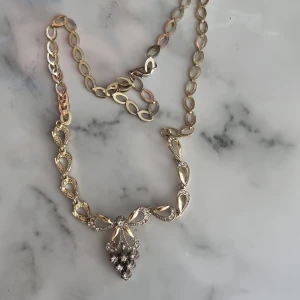 Halsband  - En jätte fin halsband som har använd bara två gånger och ser nytt ut.