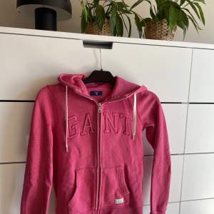 En rosa tröja från gant i storlek xs som knappt är använd, bra kvalite och bra skick, hör av er vid funderingar💗(nypris: 1,200:-)