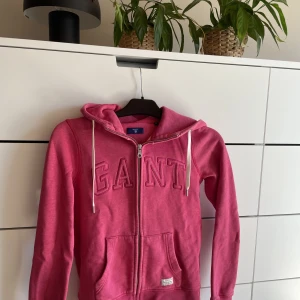 Gant tröja - En rosa tröja från gant i storlek xs som knappt är använd, bra kvalite och bra skick, hör av er vid funderingar💗(nypris: 1,200:-)