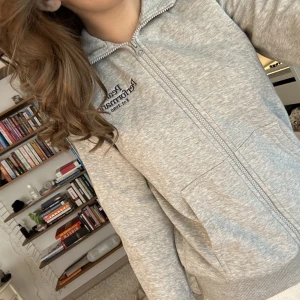 Kofta peak performance  - Bra kvalitet knappt använd💕står 150 i stl men passar xs 