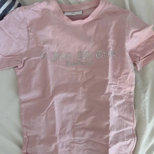 Tröja Juicy couture - Tröja med rinestrones från juicy. Endast testad. Bra kvalitet och alla rinestones kvar!!💕