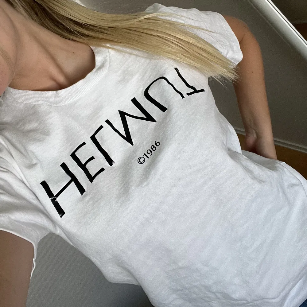Tshirt med tryck från Helmut, nypris 2600 kr, sjukt cool o snyggt tryck på ryggen. T-shirts.