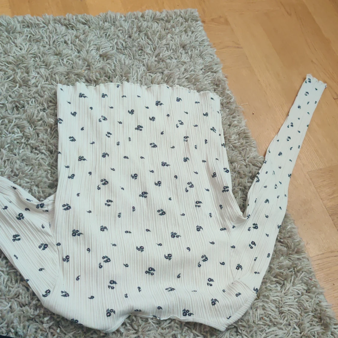 En vit blomning trjöa  - 91