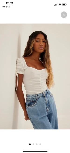 Vit topp - Vit topp från NA-KD. Lappen sitter kvar