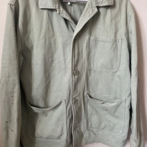 Jacka - Säljer denna snygga gröna vår/höst jeansjackan ifrån zara i storlek S, säljer pga att den inte kommer till användning. Måttligt andvänd💗köpt för ungefär 400kr. 