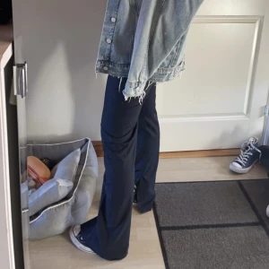 Kostymbyxor  - Säljer mina skit snygga mörkblåa kostymbyxor från zara. Dom har en slits nere vid foten också!