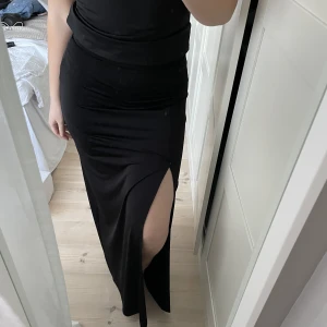 Svart långkjol med slit  - Svart långkjol med slit från bikbok. 