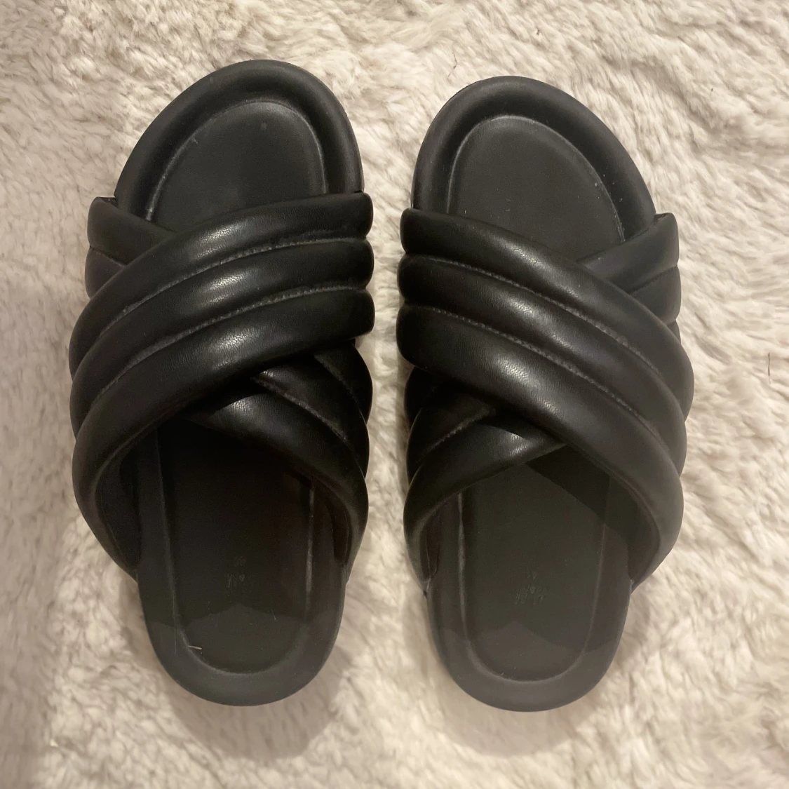 Tofflor i läderimitation  - 91