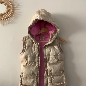 Juciy couture väst - Juciy väst beige/rosa gätte fint skick säljer pga för liten ”GÅR ATT PRUTA❤️❤️❤️