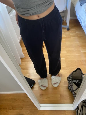 Marinblå linnebyxor - Jag har bara använt dem 1 gång! Snygga och sitter snyggt. Jag kan skicka fler bilder om du är intresserad ❤️