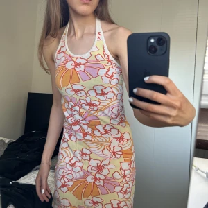 Halterneckklänning - Jättefin i nyskick, från H&M Logg. Storlek xs!💕