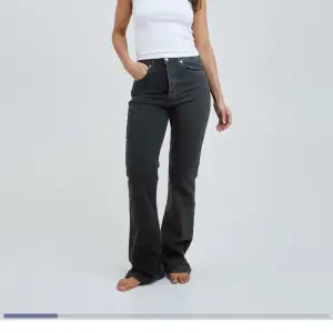 Säljer dessa fina boot flare jeans då dom inte kommit till användning 🥰längd 32