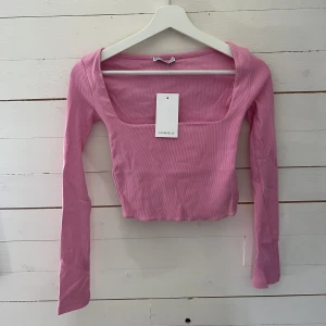 Söt rosa topp - Helt oanvänd rosa topp från chiquelle 💓 så fin till sommaren! Storlek M men passar bra på S också