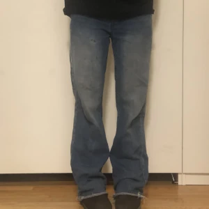 Jeans 😍 - Super söta jeans från shain, klippta längst ner i benen och har en fläk på ena sidan av benet💗 passar 150-158