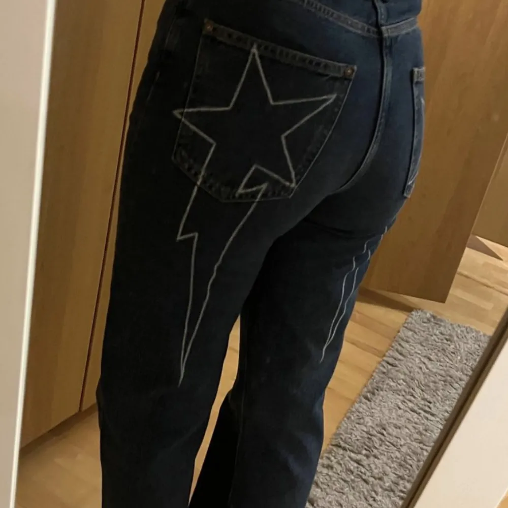 ⚠️lånade bilder ⚠️säljer ett par jeans från zara med stjärnor 🌟på bakfickorna. Säljer dom för att dom inte passade mig. Hör av er för fler frågor 🌟🤩. Jeans & Byxor.