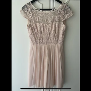 Klänning  - Klänning som använts en gång. I fint skick!