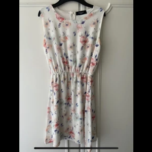 Blommig klänning  - Klänning som använts en gång. I fint skick!