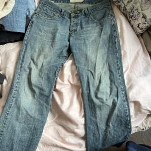 Säljer dessa lågmidjade jeans som tyvärr är förstora för mig. Storleken syns inte på lappen mer än att längden är 32. Jag har vanligtvis 38. 