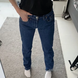 Levis jeans  - Levis jeans köpta här på Plick för ca 1 år sedan. Jättefina och bekväma dock lite för långa för mig, då de även är lågmidjade