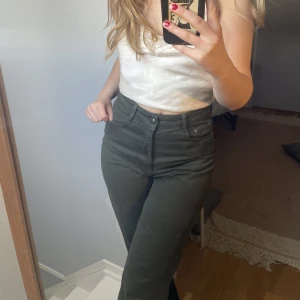 Mörkgröna Zara jeans  - Mörkgröna highwast jeans från Zara! Storlek 38 med långa ben. Har nästintill aldrig använts ❤️