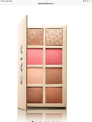 Summer multi use pallete  - Säljer min jätte fina face pallete från Caia! Aldrig använd förutom att jag har använt pudret ungefär 2—3 gånger. Jättefin nu till sommaren. Original pris 695kr. Pris kan diskuteras. LIGHT TO MEDIUM💞💘