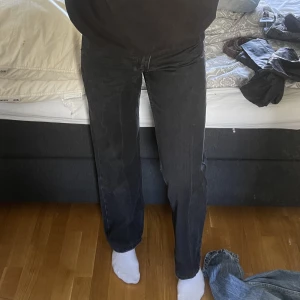 raka jeans - raka jeans från bershka, jättefin kvalitet 💛💛