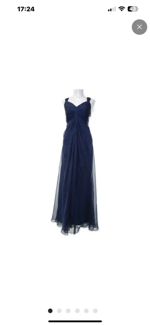 Balklänning  - Säljer denna balklänning som är köpt på sellpy men är i hur bra skick som helst. Den är lite för kort för mig som är 183, går ungefär till anklarna.