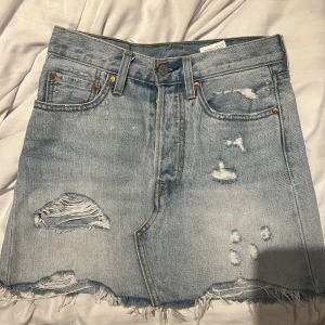 Levi’s kjol strl 24 - Levi’s kjol, strl 24.  Nyskick, använd ett fåtal ggr.  
