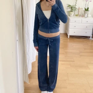 juicy set - använd köp nu! vintage juicy set, midja:78 innerben:83 💋 jag är 169 (urtvättat tyg annars inga defekter) 