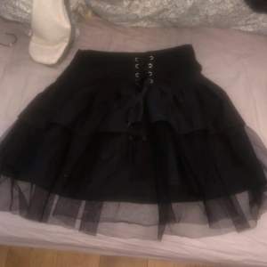 svart kjol med mesh layers från shein i storlek S. använd några gånger men i superbra skick. köpt för 89kr. pris kan diskuteras och köparen står för frakt om inget annat sägs💛