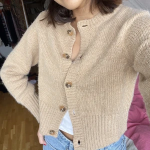 Beige kofta🤎🧸 - Söt kortare stickad kofta, material akryl. Använd fåtal gånger och i fint skick💕 