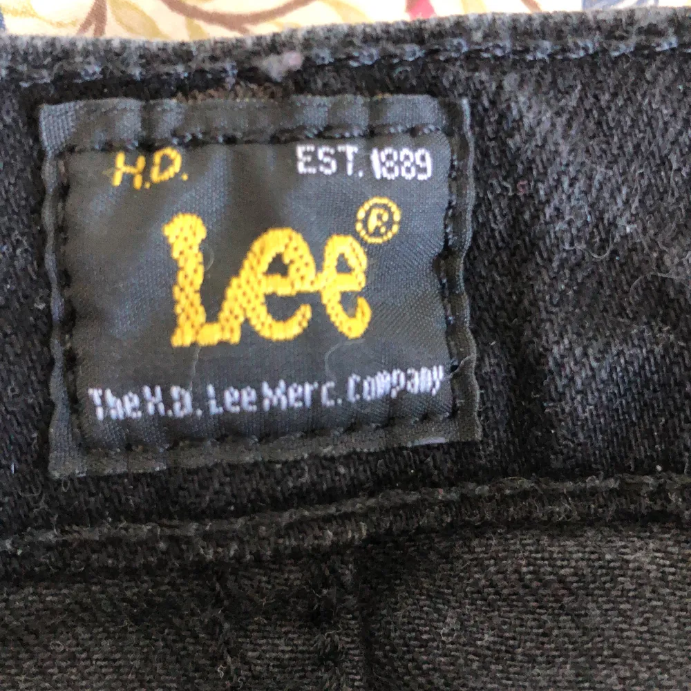 Säljer mina svarta lågmidjade jeans ifrån Lee som är straight. Har många jeans och andvänder inte dessa par.. Jeans & Byxor.