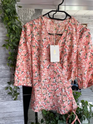 Omlottblus xs - Jätte fin NY omlottblus från Pernilla Wahlgren. Taggs kvar 💕 storlek xs 180kr plus frakt 29kr 💫