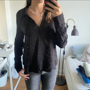 Svart blus - Svart v-ringad blus från hm. Aldrig använd, prislappar kvar. Lite knögglig efter att ha legat i en låda men det går bort! 
