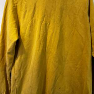 En gul sweatshirt i storlek L, använd få tal gånger, kan skickas med frakt, Swish betalning.