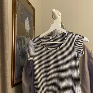 Randig T-shirt - Storlek S men ganska liten i storlek. Från Ginatricot. Sparsamt använd 🫶