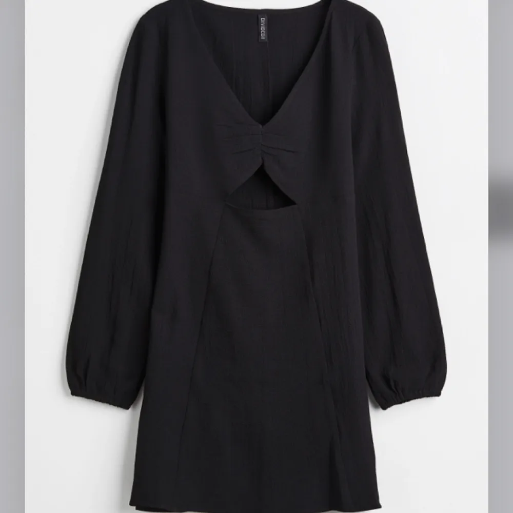 Säljer denna klänning, endast testad!  Köpt på H&M för 249kr 💕 Skriv för fler bilder . Klänningar.