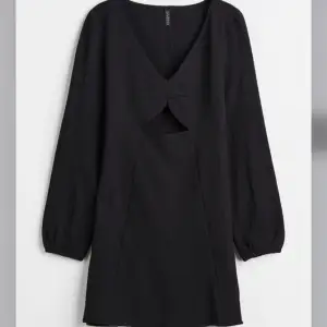 Säljer denna klänning, endast testad!  Köpt på H&M för 249kr 💕 Skriv för fler bilder 