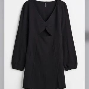 Klänning - Säljer denna klänning, endast testad!  Köpt på H&M för 249kr 💕 Skriv för fler bilder 
