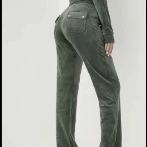 Juicy byxor gröna  - Jag säljer ett par gröna juicy byxor som tyvär inte kommer till användning längre. Bara använt några gånger så i jätte bra skick. Kan även tänka mej att byta till ett par svarta juicy byxor i storlek S. 