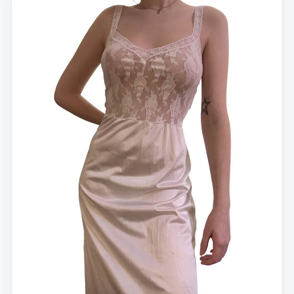Söt vit spetsklänning <3 Vintage och jättebra skick. Passar mig som är S men är väldigt töjbar så passar förmodligen XS-M🌟🌟🫶. Klänningar.