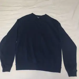 Mörkblå tröja med nästan lite handuksmaterial på insidan 