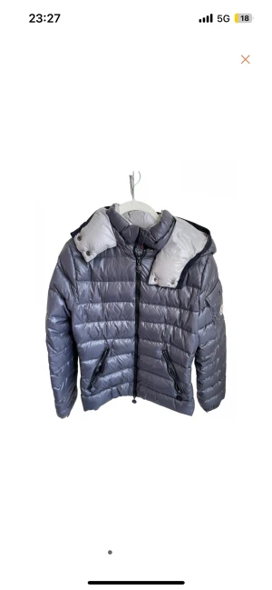 Moncler jacka  - Säljer min fina moncler jacka! Sällsynt färg och super fin❤️❤️äktighets bevis finns men ni kan även söka opp den kod som står på bild tre på deras hemsida. Även tunn dun jacka och man kan ta av och på luvan, litet hål i underarmen 💓pris kan diskuteras 