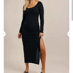 Jätte snygg svart lång klänning från chiquelle som endast är använd en gång och kommer ej till användning mer💗 sitter jätte snyggt och nypris är 649 och säljer för 300💗