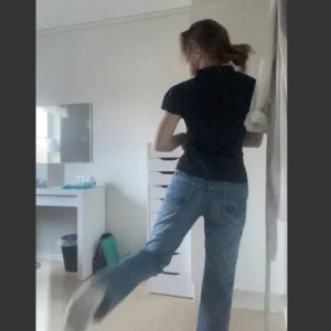 Diesel jeans - Säljer dessa lowwaist dieseljeans. Sååå fina, säljer endast eftersom jag inte gillar jeans (köpte de bara för att de var föör fina för att inte köpa!!). Använda 1 gång men de är second hand, märks ej dock utan ger bara retrokänslan🧵🩵